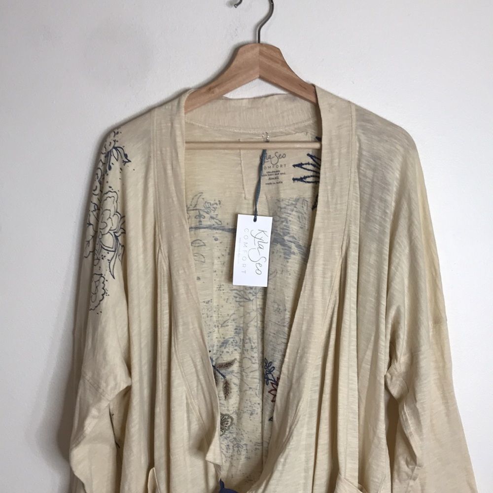 Floral Print Cream Top by Kyla seo - Picture 3 of 13